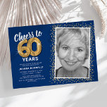 Foto van 60 jaar 60e verjaardag kaart<br><div class="desc">Elegante 60ste verjaardagsfeestuitnodiging met een trendy blauwe achtergrond die in elke kleur kan worden veranderd,  een foto van het verjaardagsmeisje / jongetje,  gouden sprankelende glitter,  zestig gouden helliumballonnen en een moderne 60ste verjaardagsviering tekst sjabloon die gemakkelijk te personaliseren is.</div>