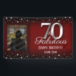 Foto van 70 en Fabulous Birthday Confetti Spandoek<br><div class="desc">Elegant Maroon 70e verjaardagsbanner met aanpasbare Happy Birthday en de Tekst van de Naam van de Douane. Kies je favoriete foto en upload deze! Faux foil Silver confetti en nummer 70.</div>