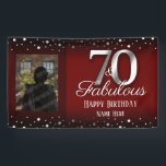 Foto van 70 en Fabulous Birthday Confetti Spandoek<br><div class="desc">Elegant Maroon 70e verjaardagsbanner met aanpasbare Happy Birthday en de Tekst van de Naam van de Douane. Kies je favoriete foto en upload deze! Faux foil Silver confetti en nummer 70.</div>