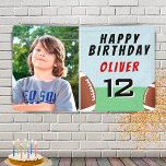 Foto van American Football Ball Birthday Party Spandoek<br><div class="desc">Amerikaanse Football Ball Birthday Party Photo Banner. Football met de naam,  de foto,  de leeftijd en de football van de verjaardagsbanner met de naam van het kind. Voeg jouw naam,  leeftijd en foto van je kind toe. Geweldig voor kinderen die van football en sport houden.</div>