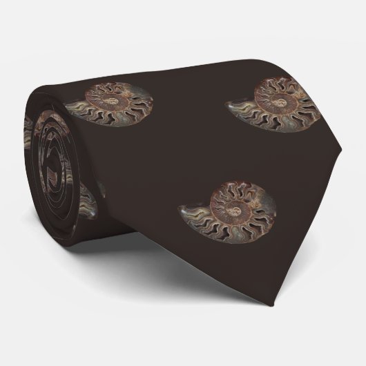 Foto van Ammonite Fossil op donkerbruine Stropdas (Opgerold)