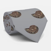 Foto van Ammonite Fossil op grijze Stropdas (Opgerold)