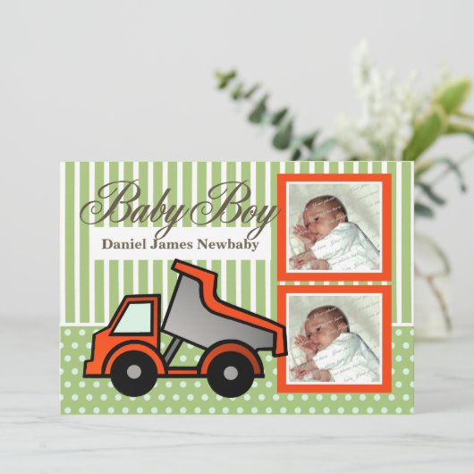 Foto van babyjongen met kiepwagen aankondiging (Staand voorkant)