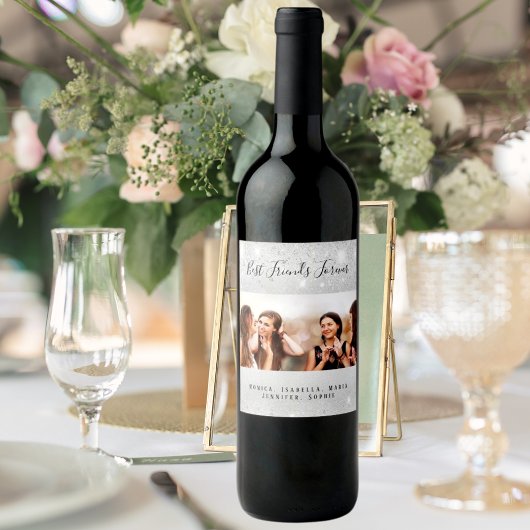 Foto van beste vrienden met zilver glitters stof n wijn etiket