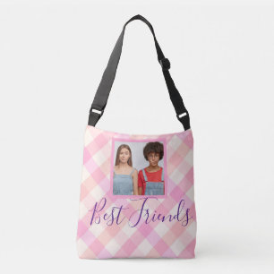 Foto van beste vriendinnen met roze ruitjes crossbody tas
