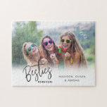 Foto van Besties voor allerbeste vrienden Legpuzzel<br><div class="desc">Deze puzzel is een leuk en uniek geschenk voor beste vrienden! Het ontwerp kenmerkt een horizontaal foto lijst en moderne handgeschreven stijltekst die leest: Besties Forever. Pas dit cadeau aan met de namen van de beste vrienden.</div>