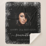 Foto van Birthday Black Silglitter Sherpa Deken<br><div class="desc">Een cadeau voor een meisje en glamoureus 21ste (of elke leeftijd) verjaardag. Een stijlvolle zwarte achtergrond met faux zilveren glitterstof. Geef uw eigen foto van hoge kwaliteit van het verjaardagsmeisje een persoonlijk tintje en voeg deze toe. De tekst: De naam wordt in wit geschreven met een modern handgeschreven stijlscript met...</div>