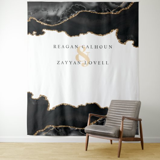 Foto van Black and Gold Marble Agate Modern Wedden Wandkleed (In situ)