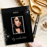 Foto van black Silver Glitter-stofbenoemingen 202 Planner<br><div class="desc">Een zwarte achtergrond,  versierd met faux zilveren glitterstof. Pas uw eigen foto,  jaar en titel aan en voeg deze toe. De titel wordt geschreven met een modern handgeschreven stijlmanuscript. Ideaal voor school,  werk of het organiseren van uw persoonlijke of gezinsleven in 2023 (of elk jaar).</div>