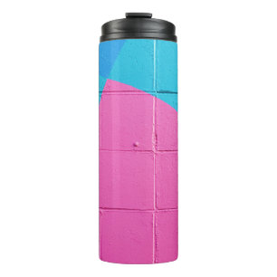 Foto van blauwgroen en roze muur thermosbeker