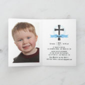 Foto van blonde jongen bij eerste communie (Binnen)