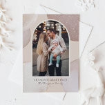 Foto van Blush Modern Shimmering Season Foto Feestdagenkaart<br><div class="desc">Stuur vakantie juichen naar familie en vrienden met deze moderne en elegante Season's Greetings foto platte kaart. Het beschikt over waterverf blush en beige abstracte vormen met glitteraccenten. Personaliseer deze glinsterende vakantiepas door uw vakantiegroet,  namen en jaar toe te voegen.</div>