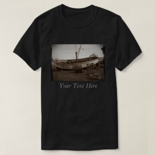 Foto van boot en kreeft potten op het strand t-shirt