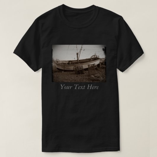 Foto van boot en kreeft potten op het strand t-shirt (Design voorkant)