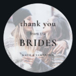 Foto van Brides Lesbian Wedding Ronde Sticker<br><div class="desc">Transparante overlay foto dank u van bruiden lesbische bruiloft een volledig aanpasbaar,  eenvoudig en stijlvol ontwerp. U kunt desgewenst tekst- en achtergrondkleuren wijzigen via de optie Verder bewerken. Vervang eenvoudig het monster afbeelding op de achtergrond met uw eigen.</div>