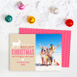 Foto van Bright Kerstwens Modern Reindester Feestdagenkaart<br><div class="desc">Moderne en levendige vakantiefotokaart met een silhouet van de rode neus rendieren, stijlvolle typografie "wenst u een heldere kerst en een gelukkig nieuwjaar", en aangepaste tekst die kan worden gepersonaliseerd. Aan de achterkant van de kaart verschijnt een leuk grafisch stippen patroon. Trendy neutrale & felle designkleuren zijn rood-sinaasappel, warm roze...</div>