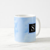Foto van Cloudy Light Blue Sky met Single Initiaal Koffiemok (Voorkant rechts)