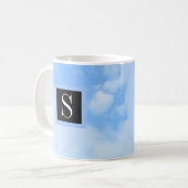 Foto van Cloudy Light Blue Sky met Single Initiaal Koffiemok (Voorkant links)