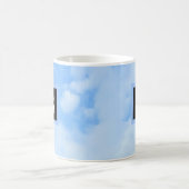 Foto van Cloudy Light Blue Sky met Single Initiaal Koffiemok (Center)