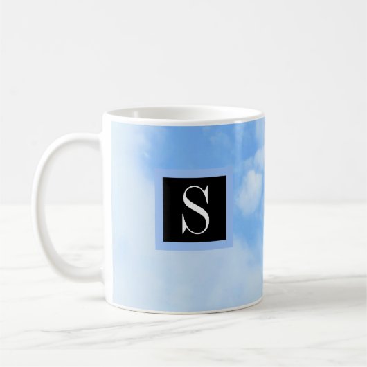 Foto van Cloudy Light Blue Sky met Single Initiaal Koffiemok (Links)