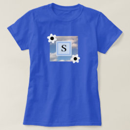 Foto van Cloudy Sky Met Initiaal in bloemenkleur l T-shirt
