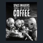 Foto van Coffee Space Inover   Poster<br><div class="desc">Zelfs ruimteindringers hebben een impuls nodig voor cafeïne! Deze  zwarte en witte foto legt een groep van vier buitenaardse wezens vast in ruimtesystemen die een koffiepauze nemen in een café.</div>