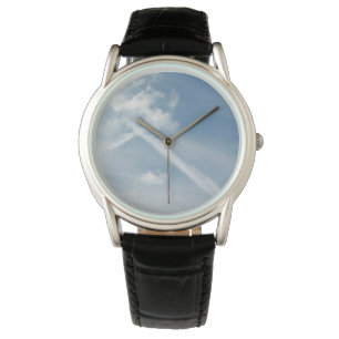 Foto van Cross onder Clouds Horloge