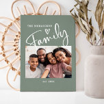 Foto van Cute and Modern Family | Sage Green Canvas Afdruk<br><div class="desc">Deze eenvoudige en stijlvolle familiefoto is voorzien van je favoriete persoonlijke foto,  met het woord "familie" in de moderne witte,  handgeschreven scripttypografie,  met een schattig handgeschreven hart op een sage groene achtergrond. Voeg je familienaam en vaste datum toe.</div>