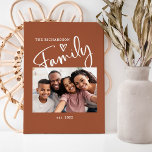 Foto van Cute and Modern Family | Terracotta Canvas Afdruk<br><div class="desc">Deze eenvoudige en stijlvolle familiefoto is voorzien van je favoriete persoonlijke foto,  met het woord "familie" in de moderne witte,  handgeschreven scripttypografie,  met een schattig handgeschreven hart op een boho terracotta achtergrond. Voeg je familienaam en vaste datum toe.</div>