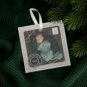 Foto van Cute Delivery Parcel Baby Geboortedatum Glas Ornament