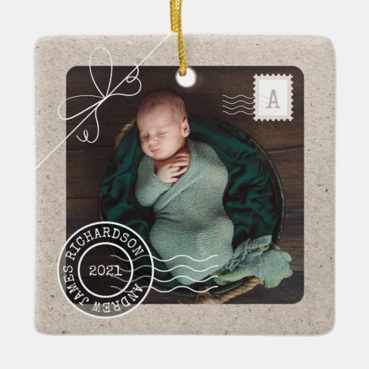 Foto van Cute Delivery Parcel Baby Geboortedatum Keramisch Ornament (Voorkant)
