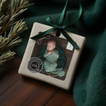 Foto van Cute Delivery Parcel Baby Geboortedatum Keramisch Ornament<br><div class="desc">Een schattige en unieke geboorteaankondiging van de baby houdt het ornament in om je kerstboom te versieren. Het zorgt ook voor een unieke gave voor het gezin om te koesteren. Viel de komst van je jongste familielid met ons eenvoudige kerstpakket.. ... met kerstversiering. Het ontwerp is voorzien van een faux-bruine...</div>