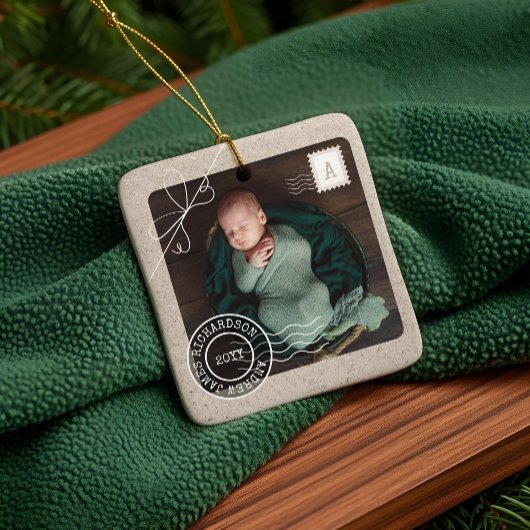Foto van Cute Delivery Parcel Baby Geboortedatum Keramisch Ornament