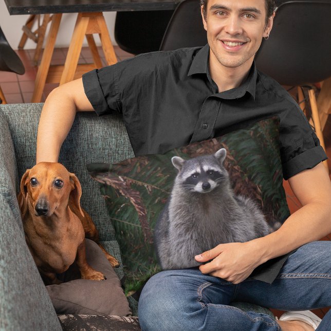 Foto van Cute Forest Raccoon Wildlife Decoratief Kussen (In Situ)