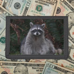 Foto van Cute Forest Raccoon Wildlife Drievoud Portemonnee<br><div class="desc">Beveilig geld en creditcards met deze portemonnee met het foto-afbeelding van een schattige boswasbeer die poseert voor de camera. Selecteer uw portemonnee kleur.</div>