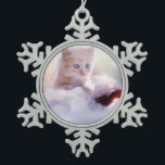 Foto van Cute Kerstmis Kitten Tin Sneeuwvlok Ornament<br><div class="desc">Een kerstversiering met een foto van een gemberkitten op een zachte witte en rode kersthoed. Drijvende glitterlichten steken de achtergrond in.</div>