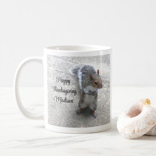 Foto van Cute Little Squirrel met Fluffy Tail Koffiemok (Met donut)