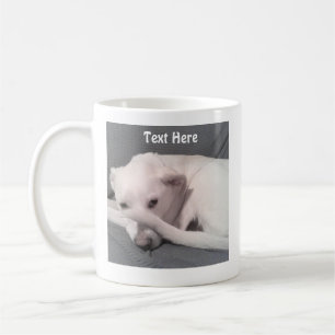 Foto van Cute White Dog die zich achter Tail Grey Koffiemok