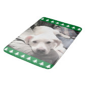 Foto van Cute White Dog Green Kerstbomen Bath Badmat (Gekanteld)