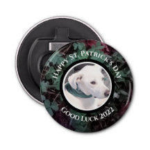 Foto van Cute White Dog Green Shamrocks Clovers