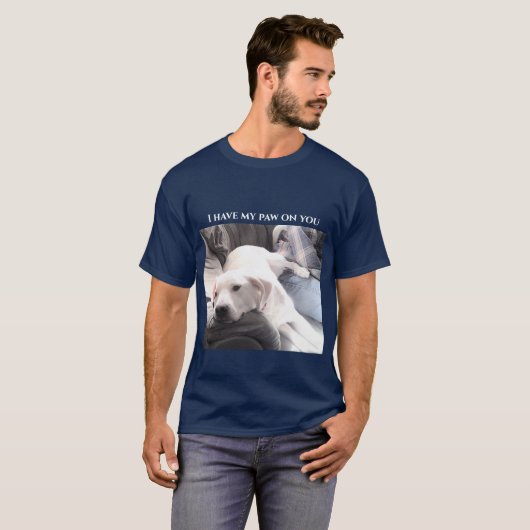 Foto van Cute White Dog met Achterpoot op Pap Blue T-shirt (Voorkant volledig)