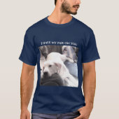 Foto van Cute White Dog met Achterpoot op Pap Blue T-shirt (Voorkant)