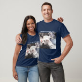 Foto van Cute White Dog met Achterpoot op Pap Blue T-shirt (Unisex)