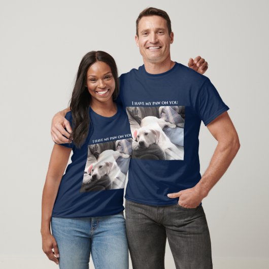 Foto van Cute White Dog met Achterpoot op Pap Blue T-shirt (Unisex)