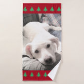 Foto van Cute White Dog Red met kerstbomen Badhanddoek (Badhanddoek)