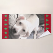 Foto van Cute White Dog Red met kerstbomen Badhanddoek (Badhanddoek)