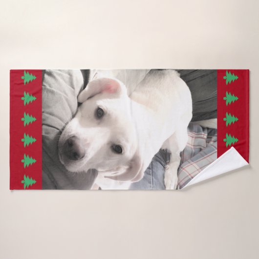 Foto van Cute White Dog Red met kerstbomen Badhanddoek (Badhanddoek)