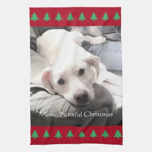 Foto van Cute White Dog Red met kerstbomen Theedoek (Verticaal)