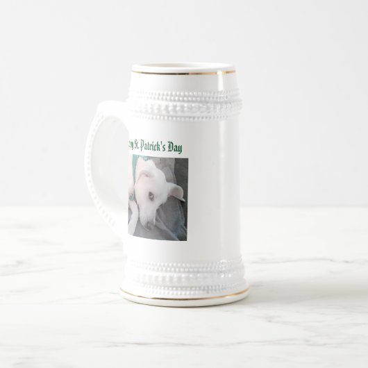Foto van Cute White Puppy Dog St. Patrick's Day Bierpul (Voorkant links)