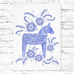 Foto van Dala Horse Blue Folk Foto Afdruk<br><div class="desc">Een traditioneel Zweeds ontwerp van de dala Horse volksstijl in periwinkle blauw en wit. Ideaal voor diegenen die van Scandinavische design houden.</div>